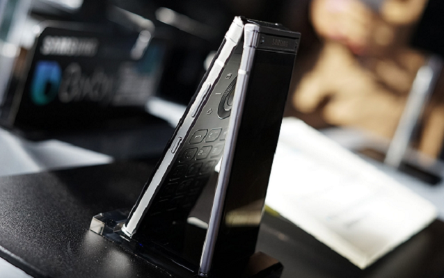 Spesifikasi dan Harga Samsung W2018, Ponsel Flip Dengan Dual Layar